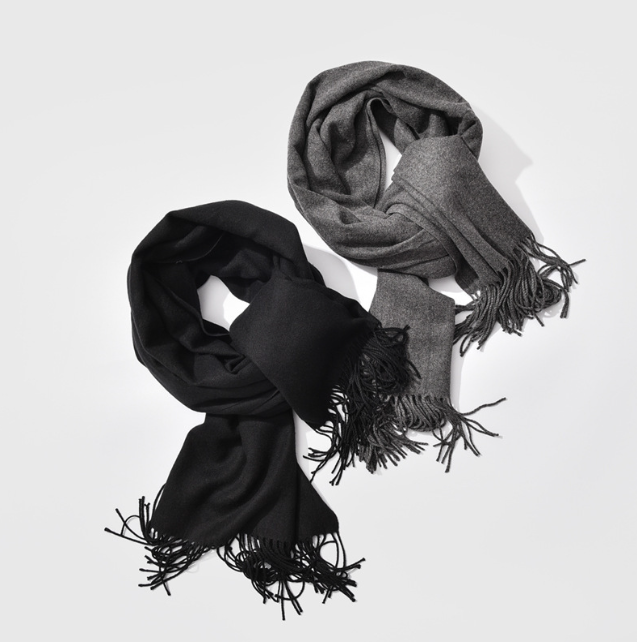 Classic casmere Scarf. Black
